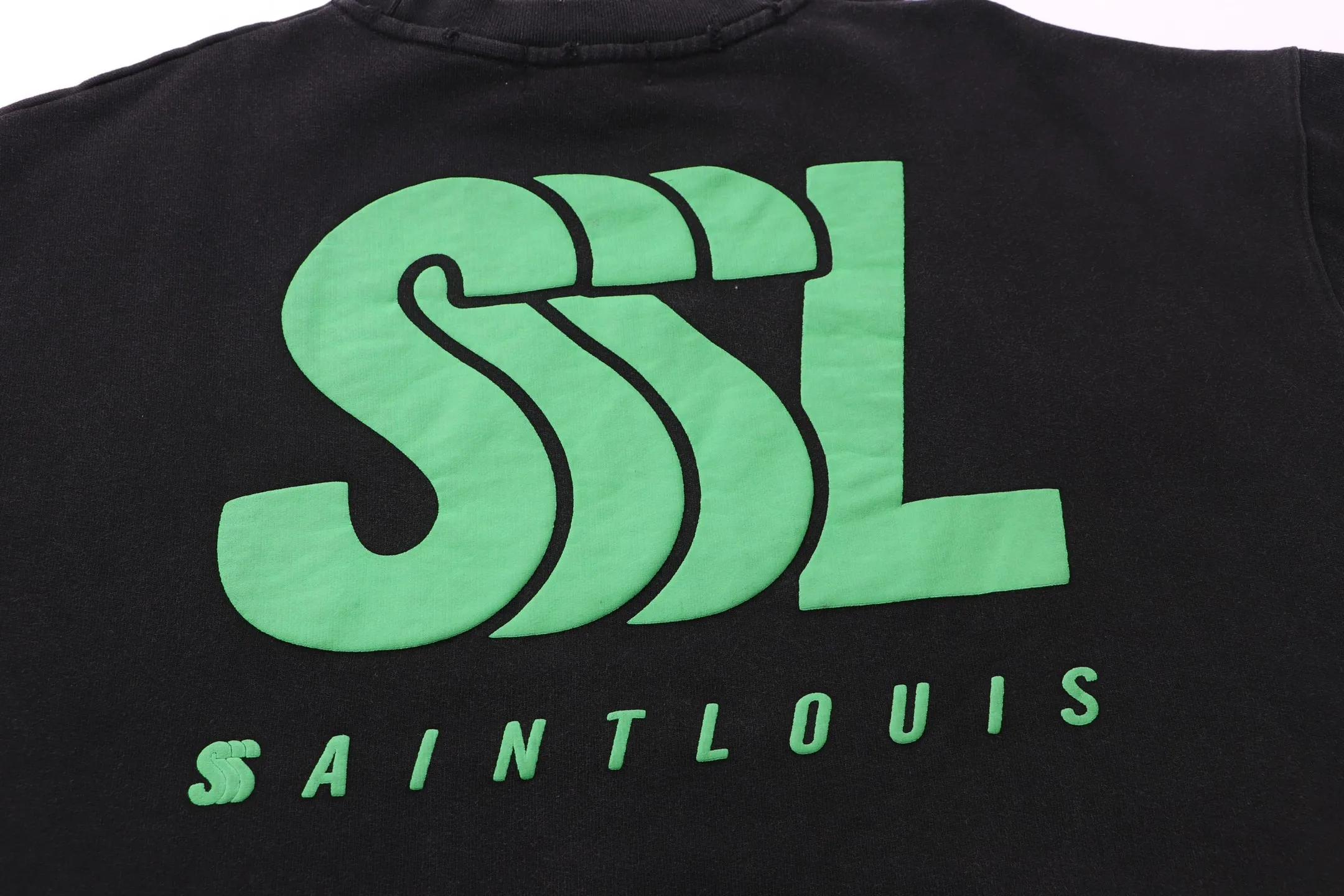 Style No. S211 P260💰 (450g version) SSSAINT LOUIS P260💰 SSSAINT LOUIS basic classic round neck sweatshirt. It is made of 450g dense cotton fabric with good texture. (Washed version) The version is loose and suitable for men and women. Size: S-XL